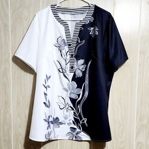 Women's 3X Short Sleeve Black and White Floral V-neck Top.